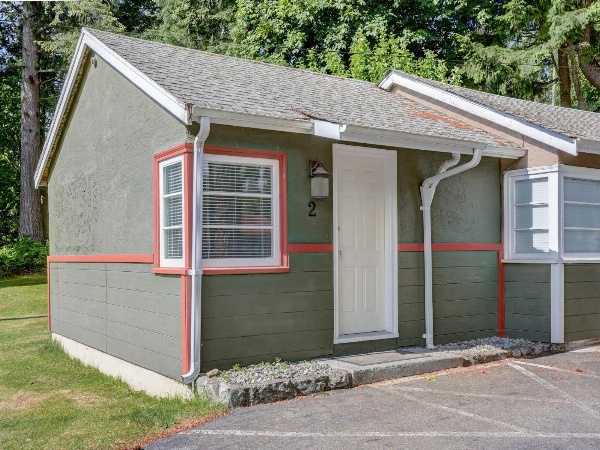 Malahat Bungalows Motel image 1