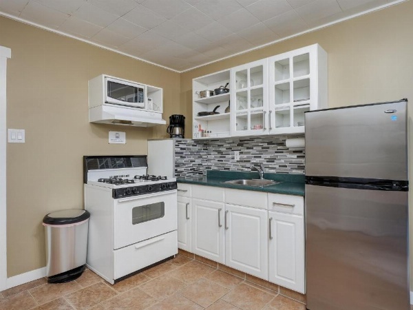 Malahat Bungalows Motel image 12