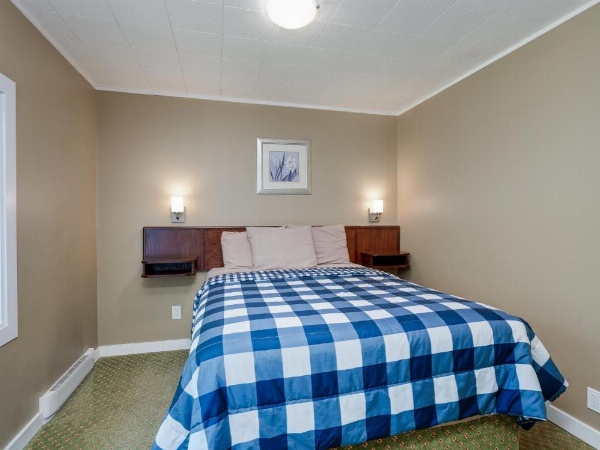 Malahat Bungalows Motel image 17