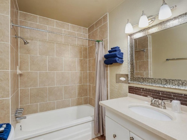 Malahat Bungalows Motel image 18