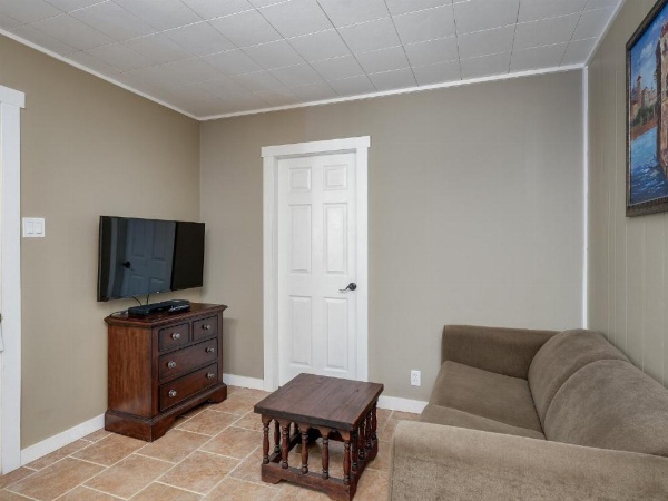 Malahat Bungalows Motel image 19