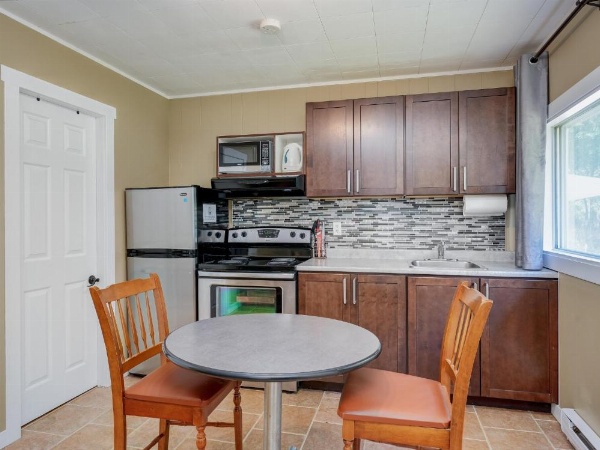 Malahat Bungalows Motel image 20