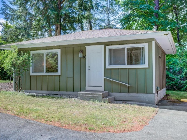 Malahat Bungalows Motel image 21