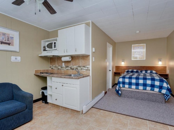 Malahat Bungalows Motel image 22