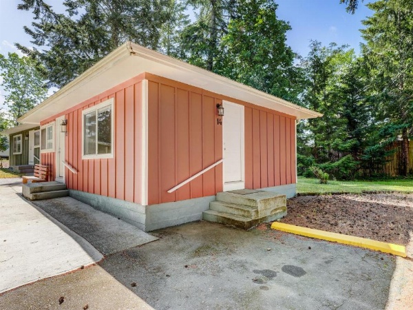 Malahat Bungalows Motel image 23