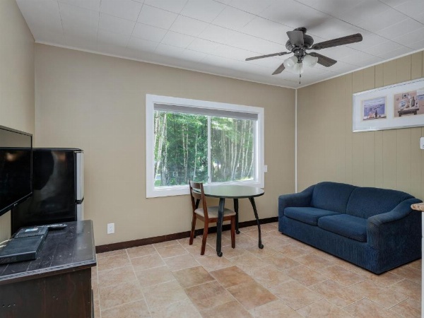 Malahat Bungalows Motel image 25