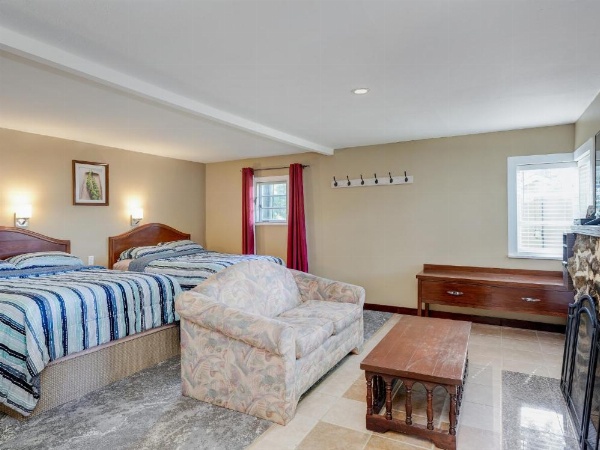 Malahat Bungalows Motel image 30