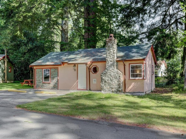 Malahat Bungalows Motel image 31