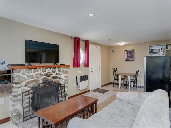 Malahat Bungalows Motel image 32