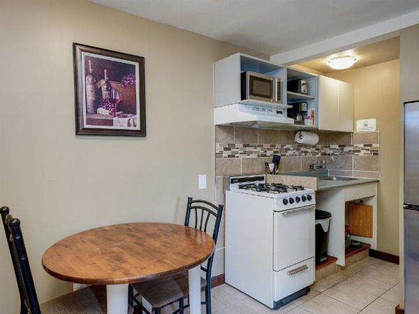 Malahat Bungalows Motel image 33