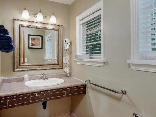 Malahat Bungalows Motel image 34