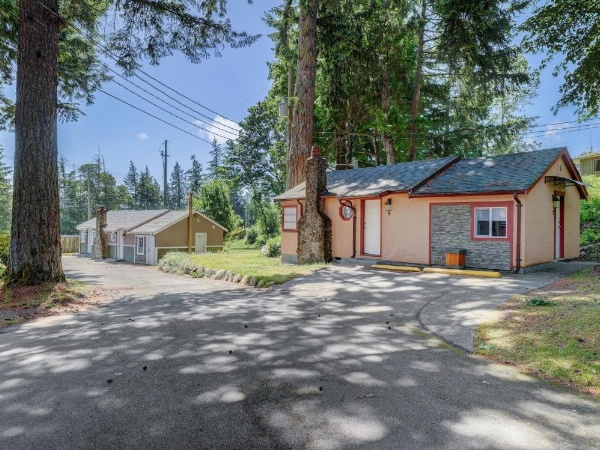 Malahat Bungalows Motel image 5