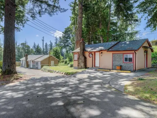Malahat Bungalows Motel 5